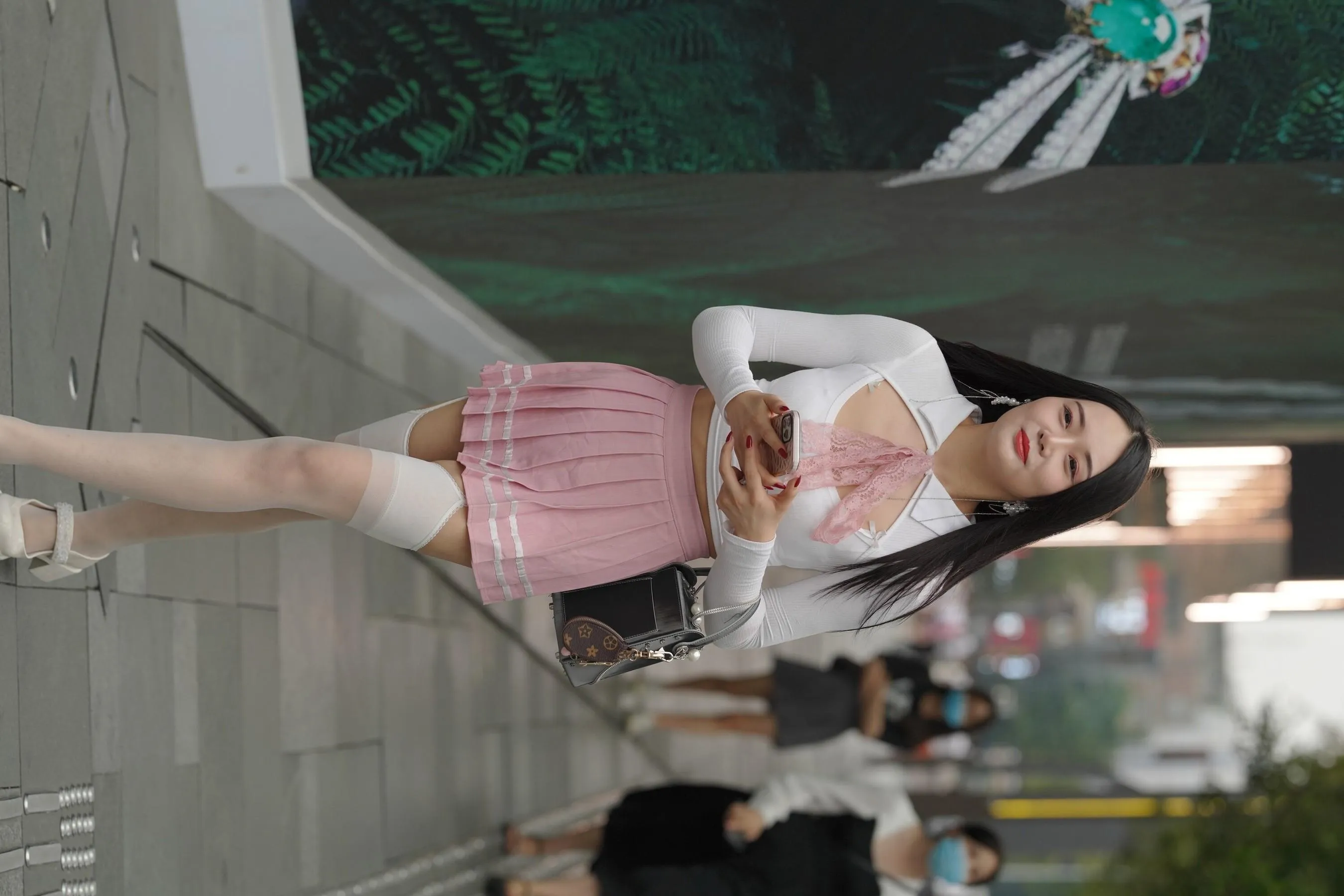 魔镜街拍 NO.161 街拍白丝吊带袜美女 [109P]插图4